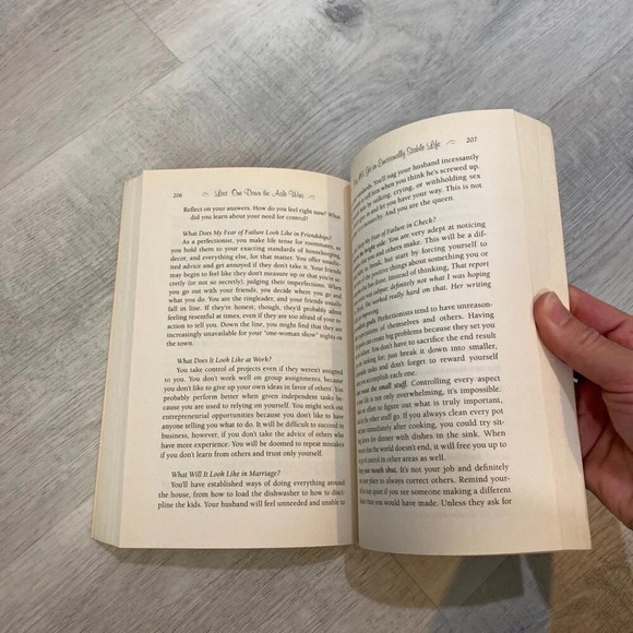 Last One Down the Aisle Wins Book by Shannon Fox Celeste Liversidge 368p 2010 - Picture 6 of 10